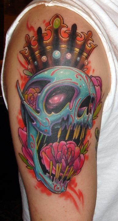 大臂彩色幻想骷髅与皇冠花朵纹身图案