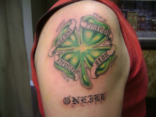 大臂爱尔兰四叶草与字符纹身图案