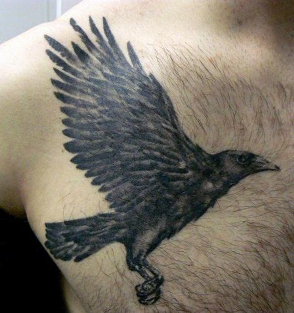 胸部黑灰飞行乌鸦纹身图案