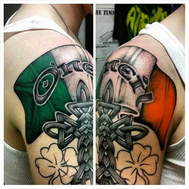 手臂彩色爱尔兰国旗十字架和四叶草纹身图案