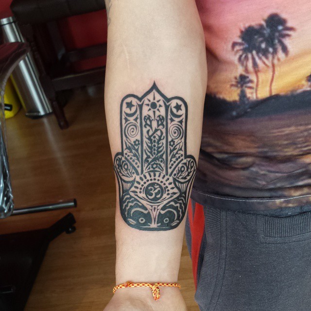 手臂黑色的法蒂玛之手与特殊符号纹身图案