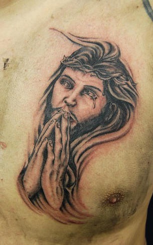 胸部祈祷的基督和荆棘冠纹身图案