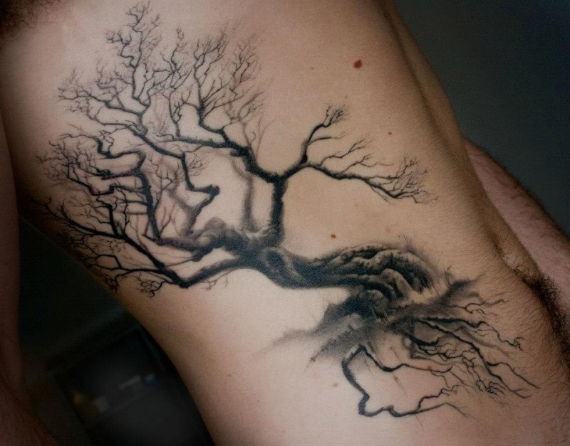 优雅的黑色树侧肋纹身图案