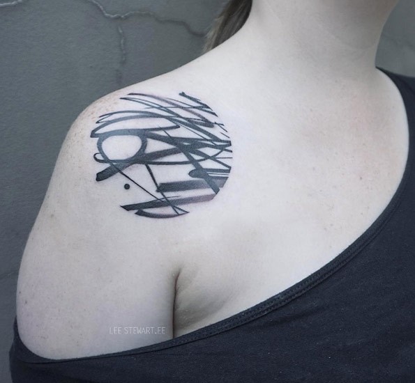 肩部圆形黑色抽象线条纹身图案