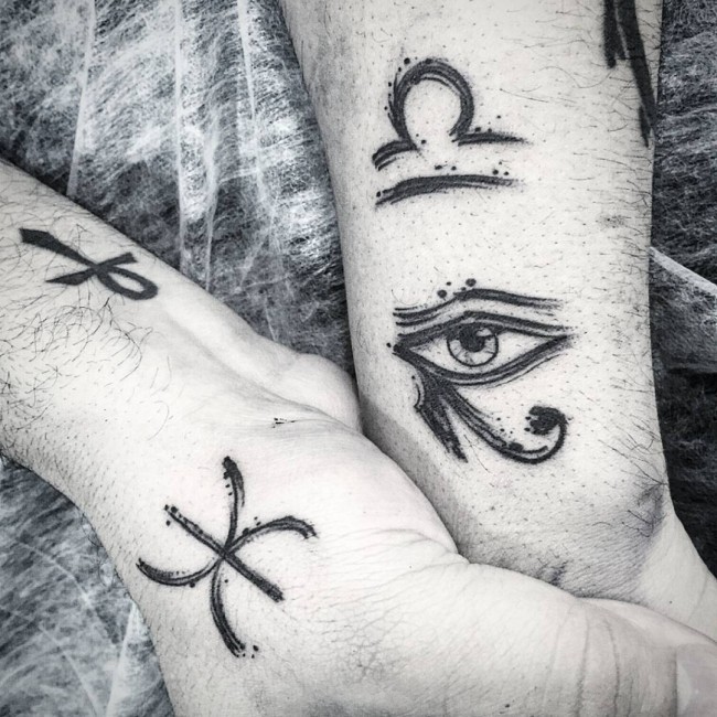 手腕黑色埃及殊符号与荷鲁斯之眼纹身图案