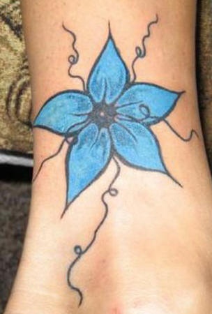 可爱的蓝色小花纹身图案