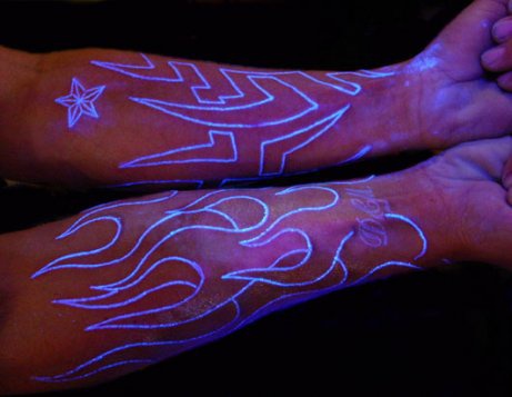 手臂火焰图腾与五角星荧光纹身图案