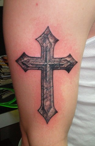 手臂经典石十字架纹身图案