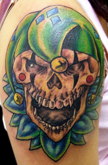 大臂小丑骷髅和花朵纹身图案
