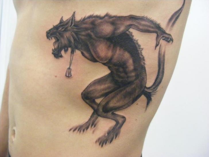 侧肋独特的黑灰幻想咆哮狼人纹身图案