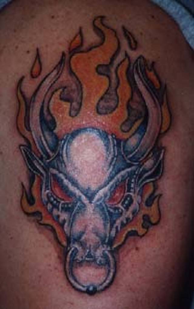 火焰公牛头像纹身图案