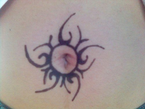 腹部简约黑色太阳图腾纹身图案
