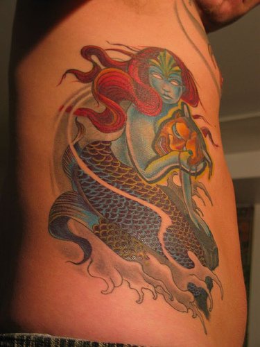 蓝色美人鱼与金色面具纹身图案