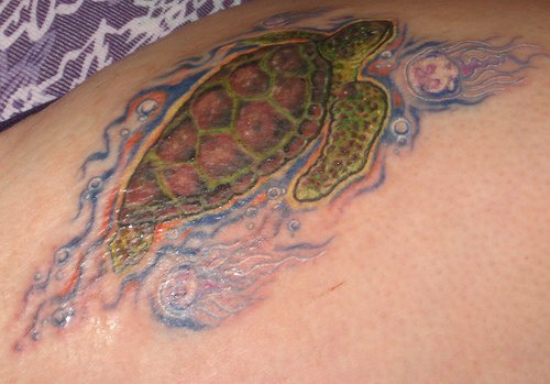 彩色乌龟和蓝色水纹身图案