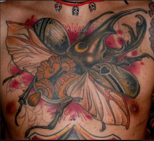 胸部彩色个性昆虫纹身图案