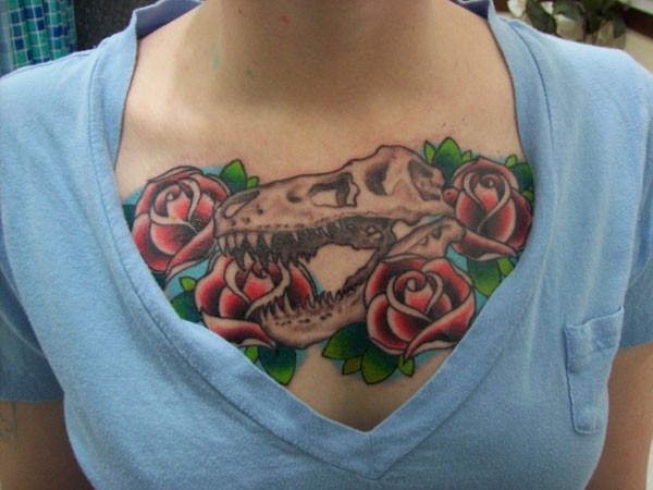 恐龙头骨和红玫瑰胸部纹身图案