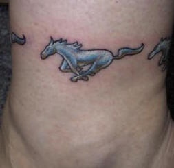 脚踝银色的野马标志纹身图案