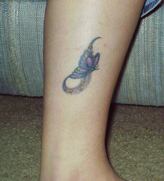 小腿彩色蝴蝶纹身图案