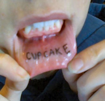 嘴唇内蛋糕英文纹身图案