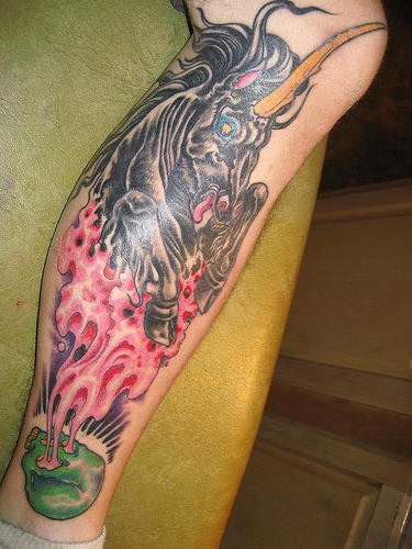黑色邪恶独角兽和绿色骷髅腿部纹身图案