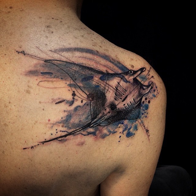 背部素描风格黑白鳐鱼纹身图案