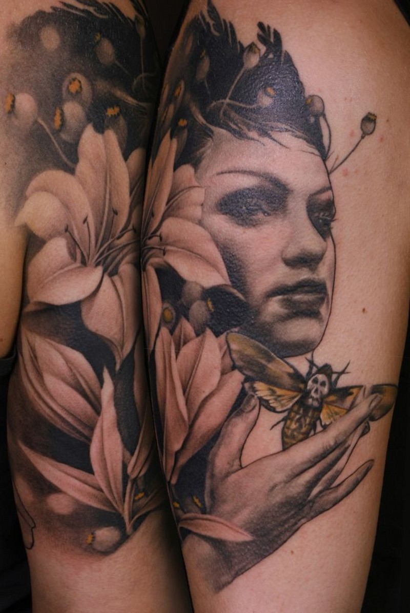 大臂彩色女性肖像与花卉和蝴蝶纹身图案