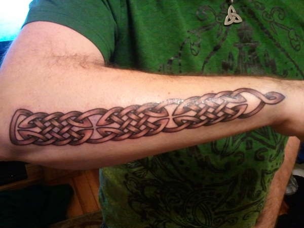 手臂一条个性的凯尔特结纹身图案
