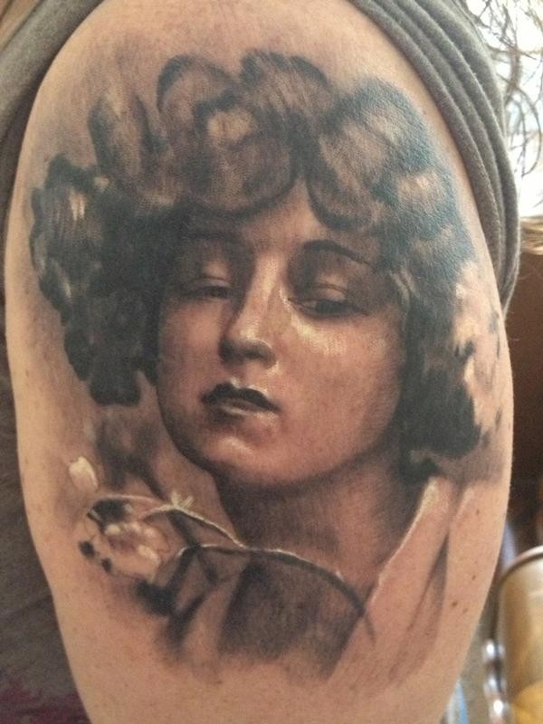 大臂写实old school妇女肖像与花朵纹身图案