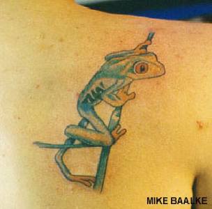 背部小青蛙纹身图案