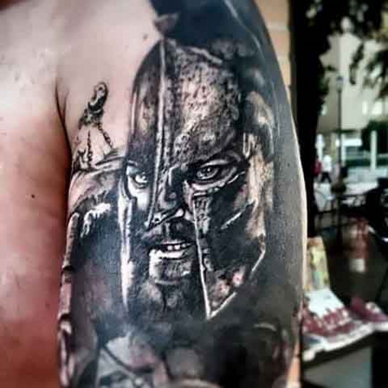 手臂黑白斯巴达国王肖像个性纹身图案