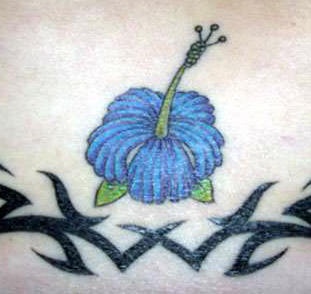 蓝色的芙蓉花与部落图腾纹身图案