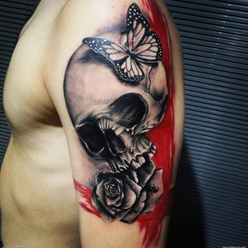 大臂骷髅与玫瑰和蝴蝶纹身图案