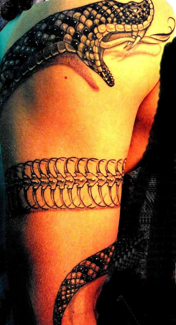写实逼真的黑色蛇纹身图案