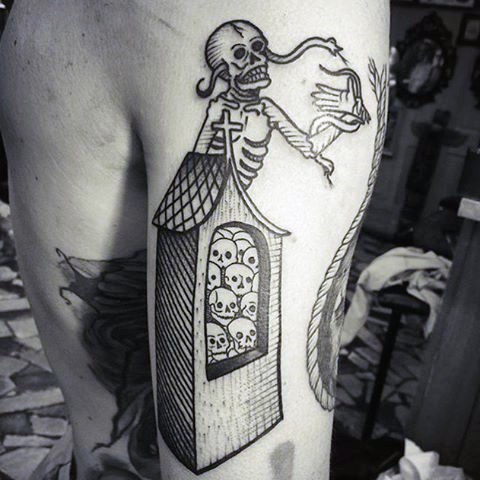 大臂有趣的黑白骷髅与蛇房子纹身图案