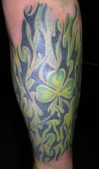 绿色三叶草和部落火焰纹身图案