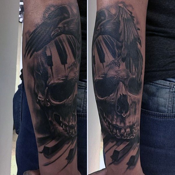 手臂黑灰乌鸦与骷髅和钢琴键纹身图案