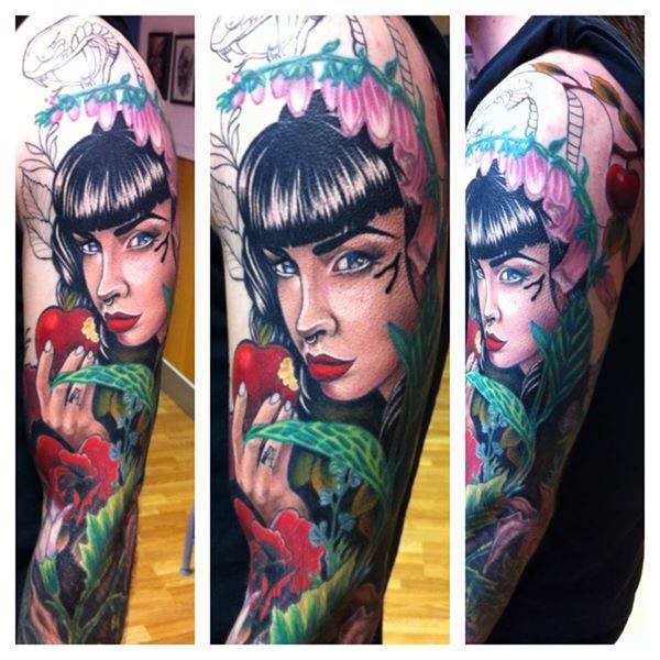 手臂彩色卡通神秘女人与苹果纹身图案