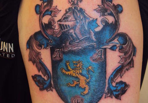 蓝色的家庭徽章大臂纹身图案