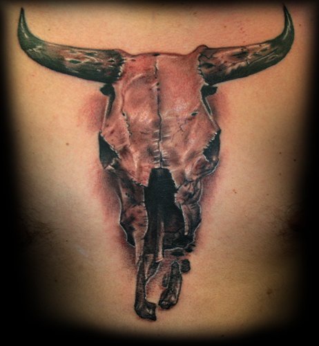 破旧公牛骷髅纹身图案