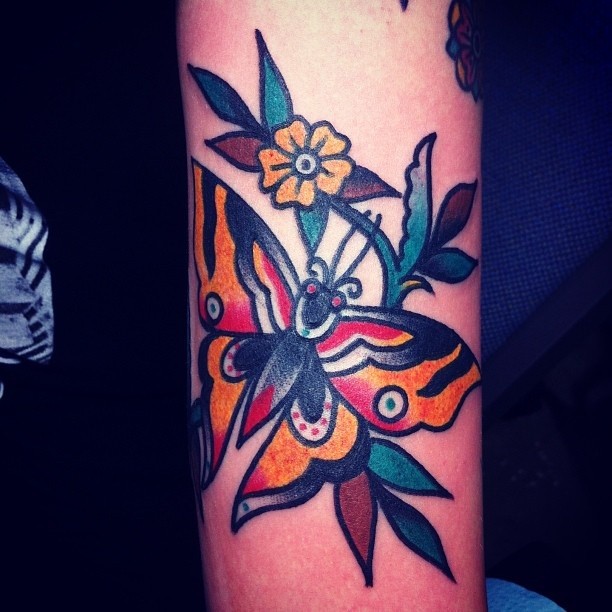 花朵与传统蝴蝶纹身图案
