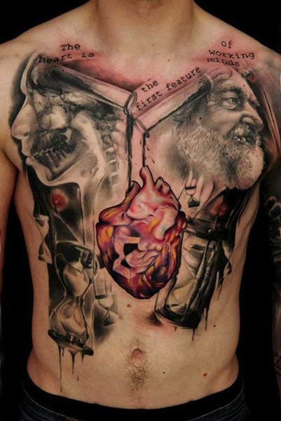 胸部黑灰人物肖像和红色的写实心脏纹身图案