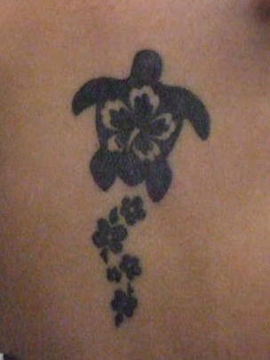 黑色的乌龟与花朵纹身图案