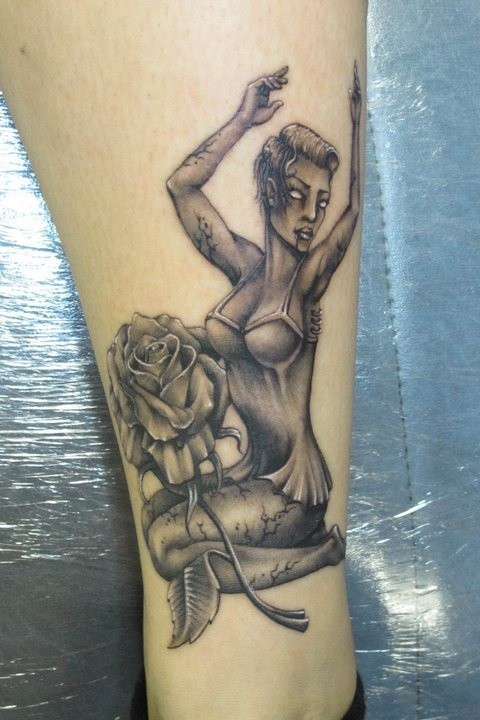令人毛骨悚然的黑白僵尸女子与玫瑰腿部纹身图案