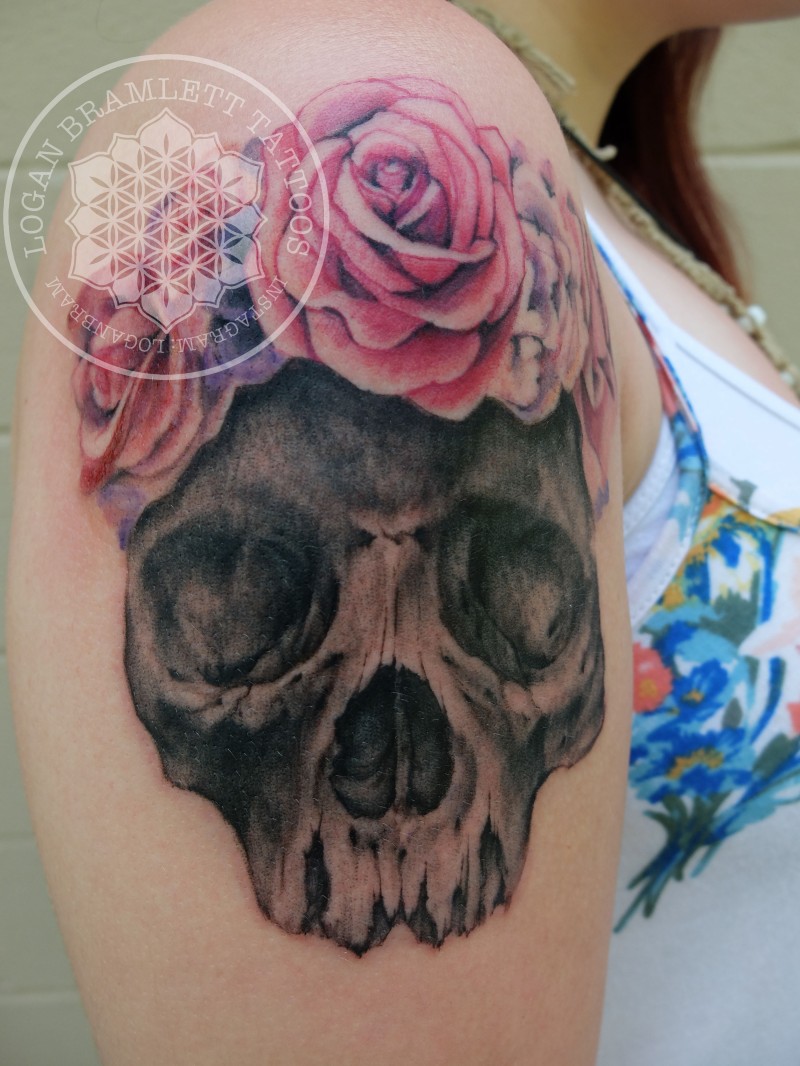 大臂插画风格黑色骷髅与红玫瑰纹身图案