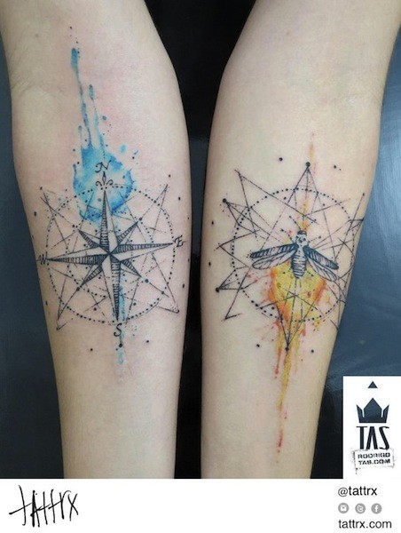 手臂点刺彩色航海星和蝴蝶纹身图案