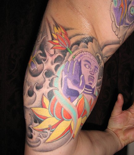 大臂印度佛像与莲花纹身图案