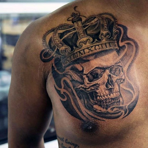 惊人的黑白胸部国王骷髅与皇冠纹身图案