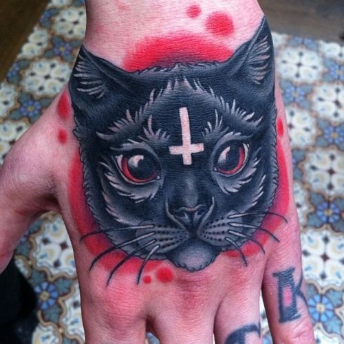 一只黑色的猫手背纹身图案