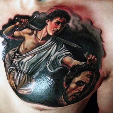胸部彩色男性肖像与切断的恶魔头纹身图案