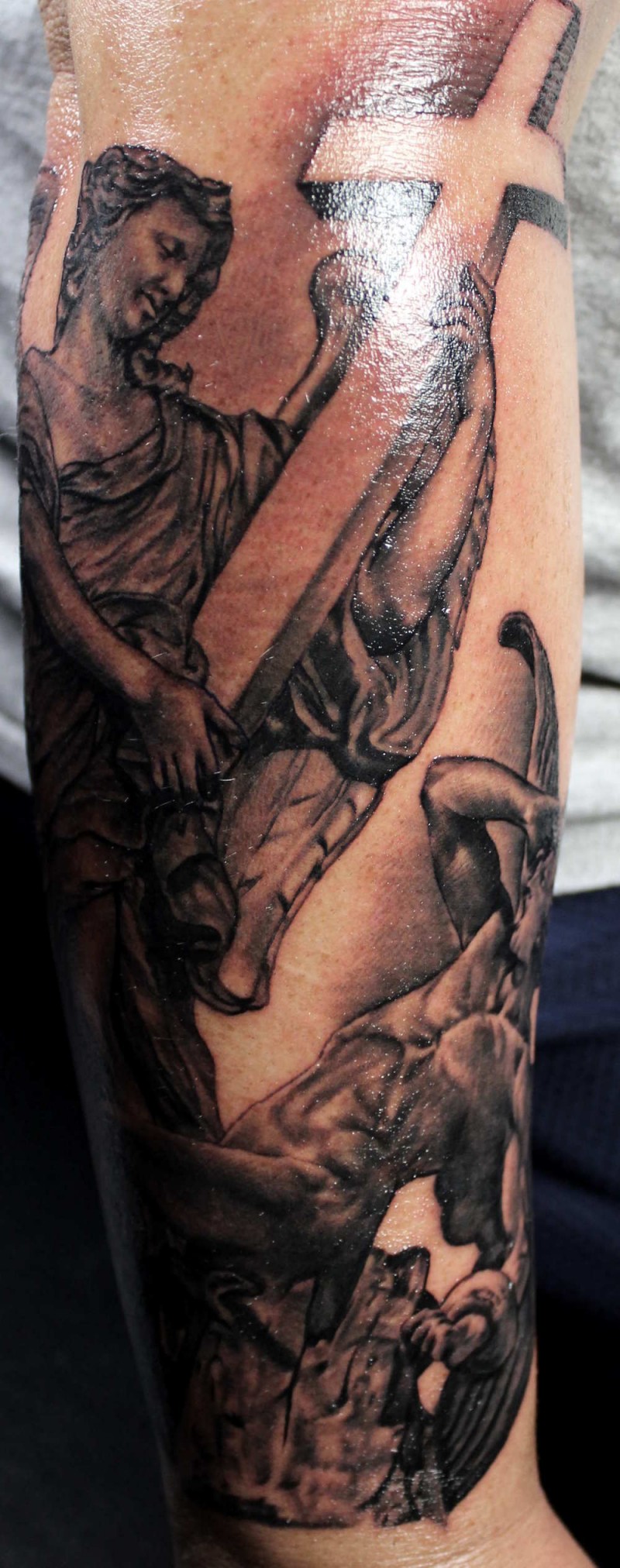 手臂宗教主题黑色十字架天使纹身图案